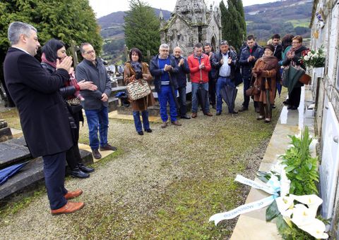 Ofrenda floral ante a tumba de Álvaro Cunqueiro. onte, no cemiterio vello de Mondoñedo.