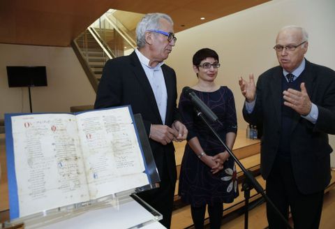 Moleiro, Mariña Arbor y Harvey L. Sharrer presentaron ayer el «Pergamino Vindel».