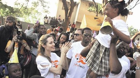 La actriz Angelina Jolie, con los refugiados.