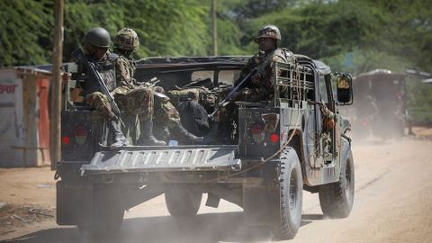 Soldados de las Fuerzas de Defensa de Kenia se dirigen a la Universidad de Garissa, donde se produjo un ataque de los islamistas Al Shabab.