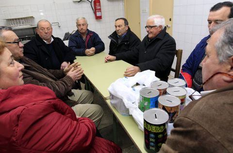 Los directivos de las asociaciones de Galdo, con las huchas que están empezando a repartir.