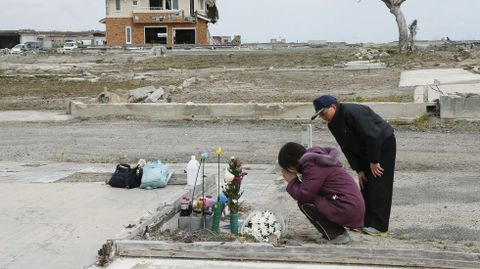 Siko Yoshida y su marido, Tsutoshi, rezan por su hija Miki, que falleció victima del tsunami.