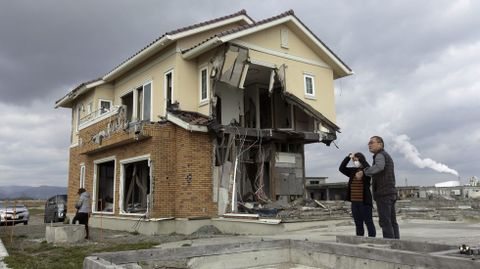 La familia Hirata visita los restos que quedan de lo que un día fue su hogar en el distrito devastado de Ukedo a unos 5 km de la central nuclear.