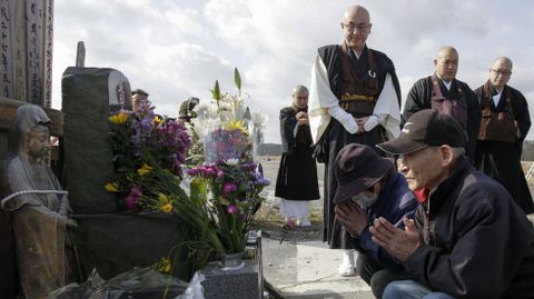 Karyo Okanuma y Yoshiko rezan junto a un grupo de monjes budistas en memoria de las víctimas.