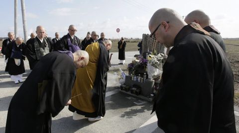 Monjes budistas celebran una ceremonia en memoria de las víctimas.