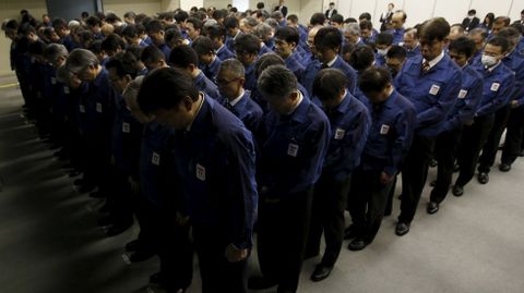 Minuto de silencio guardado por los empleados de TEPCO.