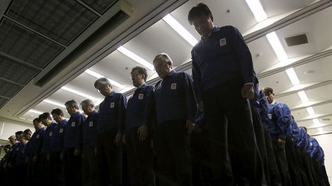 Minuto de silencio guardado por los empleados de TEPCO.