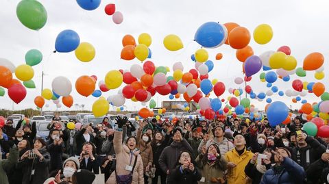 Suelta de globos durante uno de los actos celebrados en Miyagi en conmemoración a las víctimas del terremoto y posterior tsunami.