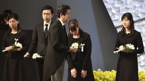 El primer ministro japonés, Shinzo Abe, tras presentar sus respetos ante un altar en memoria de las víctimas.
