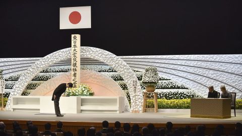 El primer ministro japonés, Shinzo Abe, tras presentar sus respetos ante un altar en memoria de las víctimas.