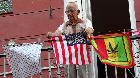 Un hombre cuelga un pañuelo con la bandera de Estados Unidos en La Habana