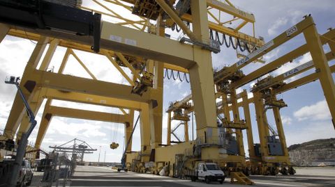 Grúas para contenedores en el puerto exterior de Ferrol