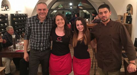 De izquierda a derecha, Manuel, Xenia, Nataliya y Santiago forman el equipo de la vinoteca/restaurante Vino y Más. 