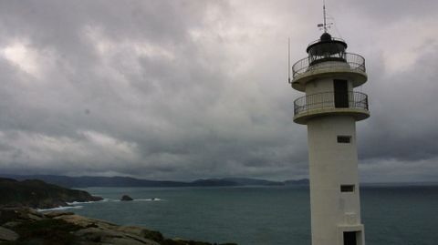 Desde el faro Roncadoira de Xove se contemplan unos impresionantes acantilados