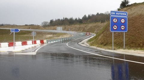 Entrada en sentido contrario que terminó en accidente.
Un susto. Un conductor entró en sentido contrario el pasado día 6 de marzo. Se tuvieron que colocar vallas junto a la mediana que se ve a la izquierda. El conductor entró por el futuro carril de salida de los conductores que vengan de Santiago. Siguió el trazado pensando que iba a Lugo unos 500 metros pero se encontró con el final la autovía y cayó por el terraplén de la derecha. Iban cuatro ocupantes.