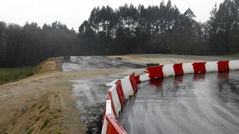Entrada en sentido contrario que terminó en accidente.
Un susto. Un conductor entró en sentido contrario el pasado día 6 de marzo. Se tuvieron que colocar vallas junto a la mediana que se ve a la izquierda. El conductor entró por el futuro carril de salida de los conductores que vengan de Santiago. Siguió el trazado pensando que iba a Lugo unos 500 metros pero se encontró con el final la autovía y cayó por el terraplén de la derecha. Iban cuatro ocupantes.
