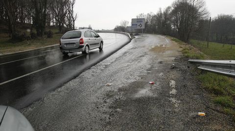 Mal rematado.Vieja N-547. Justo antes de la entrada a la primera rotonda, viniendo de Santiago, el margen derecho es la vieja nacional, pero está pegado al nuevo trazado, con un peralte alto para los bajos.
