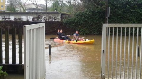 Alumnos del IES Isaac Díaz Pardo de Sada en canoa frente al centro
