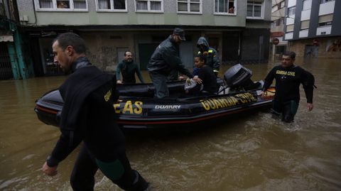 Evacuación de vecinos en Sada.