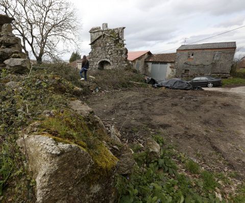 O terreo situado xunto ao templo foi aplanado cunha pa escavadora