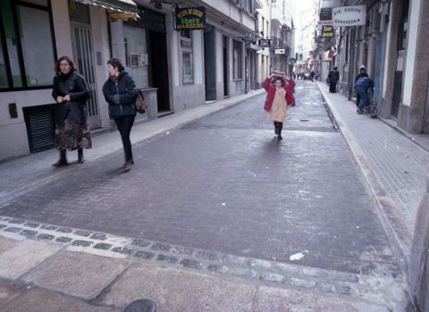 El nuevo pavimento de la calle, que aún tenía aceras