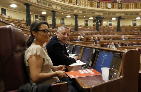 La ourensana Laura Seara, junto a José Blanco, en un pleno de la pasada legislatura.
