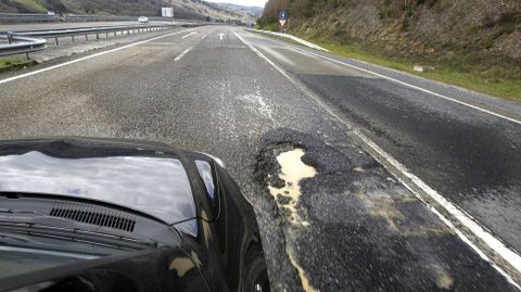Socavones y trampas en plena A-6 en Lugo