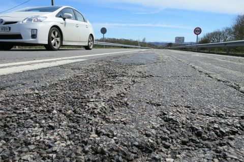 Hay grandes áreas de asfalto cuarteado en buena parte del tramo.