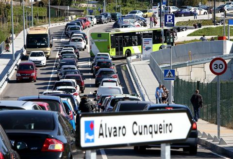 Uno de los carriles de acceso al hospital está todos los días bloqueado por coches.
