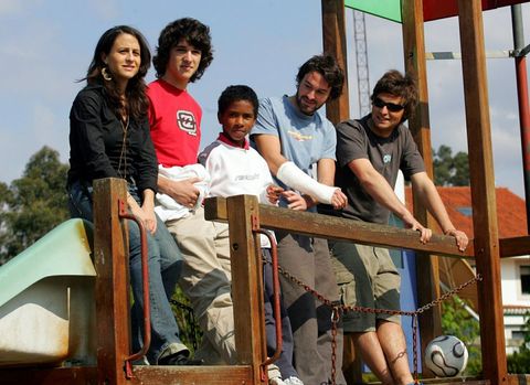 Jerome (centro), con sus hermanos de acogida