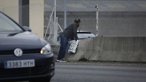 GENTE CRUZANDO LA MEDIANA DE LA CARRETERA BAÑOS DE ARTEIXO. ZONA DE MARINEDA CITY