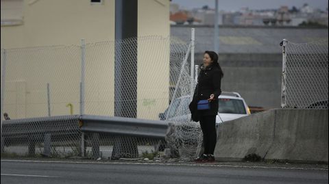 GENTE CRUZANDO LA MEDIANA DE LA CARRETERA BAÑOS DE ARTEIXO. ZONA DE MARINEDA CITY
