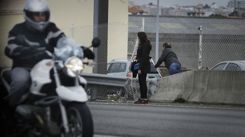 GENTE CRUZANDO LA MEDIANA DE LA CARRETERA BAÑOS DE ARTEIXO. ZONA DE MARINEDA CITY