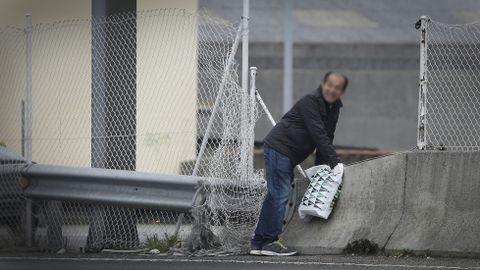 GENTE CRUZANDO LA MEDIANA DE LA CARRETERA BAÑOS DE ARTEIXO. ZONA DE MARINEDA CITY
