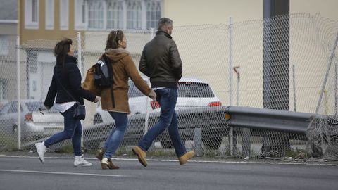 GENTE CRUZANDO LA MEDIANA DE LA CARRETERA BAÑOS DE ARTEIXO. ZONA DE MARINEDA CITY