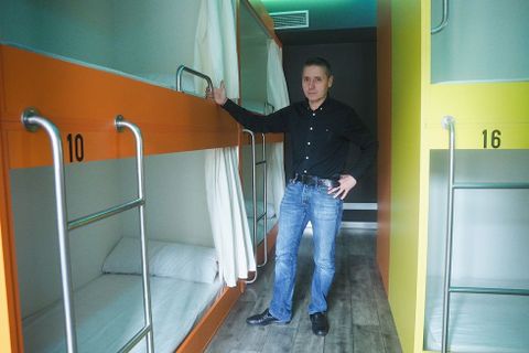 Constantino Gómez está con los últimos detalles del albergue.