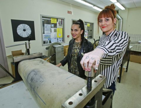 Lara Buyo y Ana Corujo, ayer, en un taller de la Facultade de Belas Artes de Pontevedra.