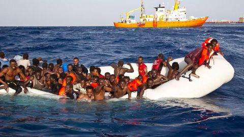 Lancha neumtica llena de migrantes en aguas del Mediterrneo, en una imagen de archivo.