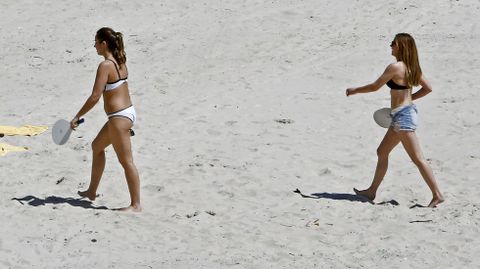 El buen tiempo animó a muchos bañistas a disfrutar de la playa de Silgar.