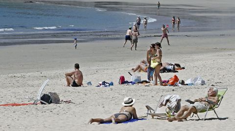 El buen tiempo animó a muchos bañistas a disfrutar de la playa de Silgar.