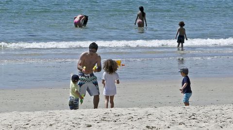 El buen tiempo animó a muchos bañistas a disfrutar de la playa de Silgar.