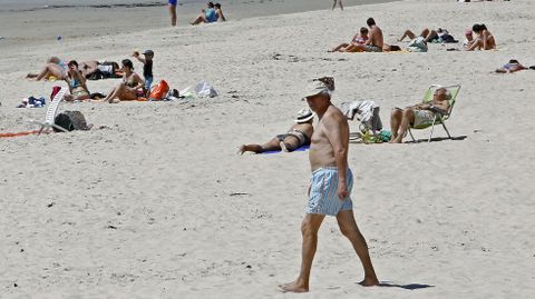 El buen tiempo animó a muchos bañistas a disfrutar de la playa de Silgar.