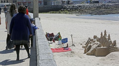 El buen tiempo animó a muchos bañistas a disfrutar de la playa de Silgar.