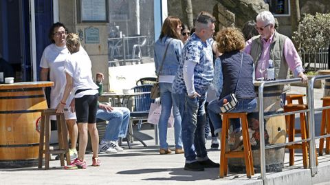 El buen tiempo animó a muchos bañistas a disfrutar de la playa de Silgar.