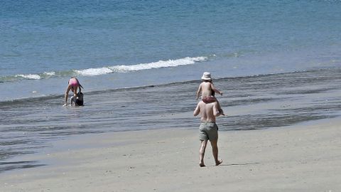El buen tiempo animó a muchos bañistas a disfrutar de la playa de Silgar.