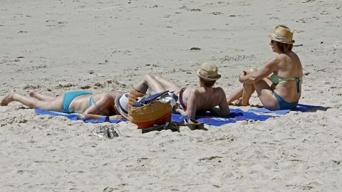 El buen tiempo animó a muchos bañistas a disfrutar de la playa de Silgar.
