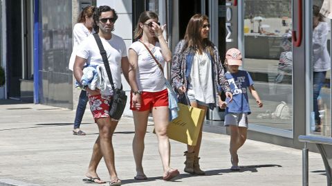 El buen tiempo animó a muchos bañistas a disfrutar de la playa de Silgar.