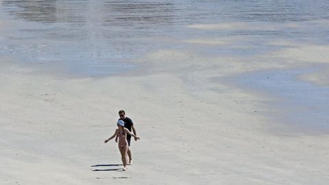 El buen tiempo animó a muchos bañistas a disfrutar de la playa de Silgar.