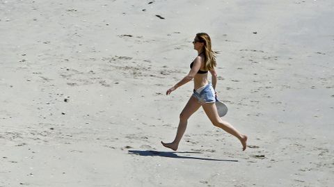 El buen tiempo animó a muchos bañistas a disfrutar de la playa de Silgar.