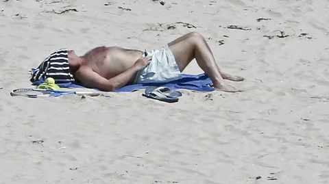 El buen tiempo animó a muchos bañistas a disfrutar de la playa de Silgar.